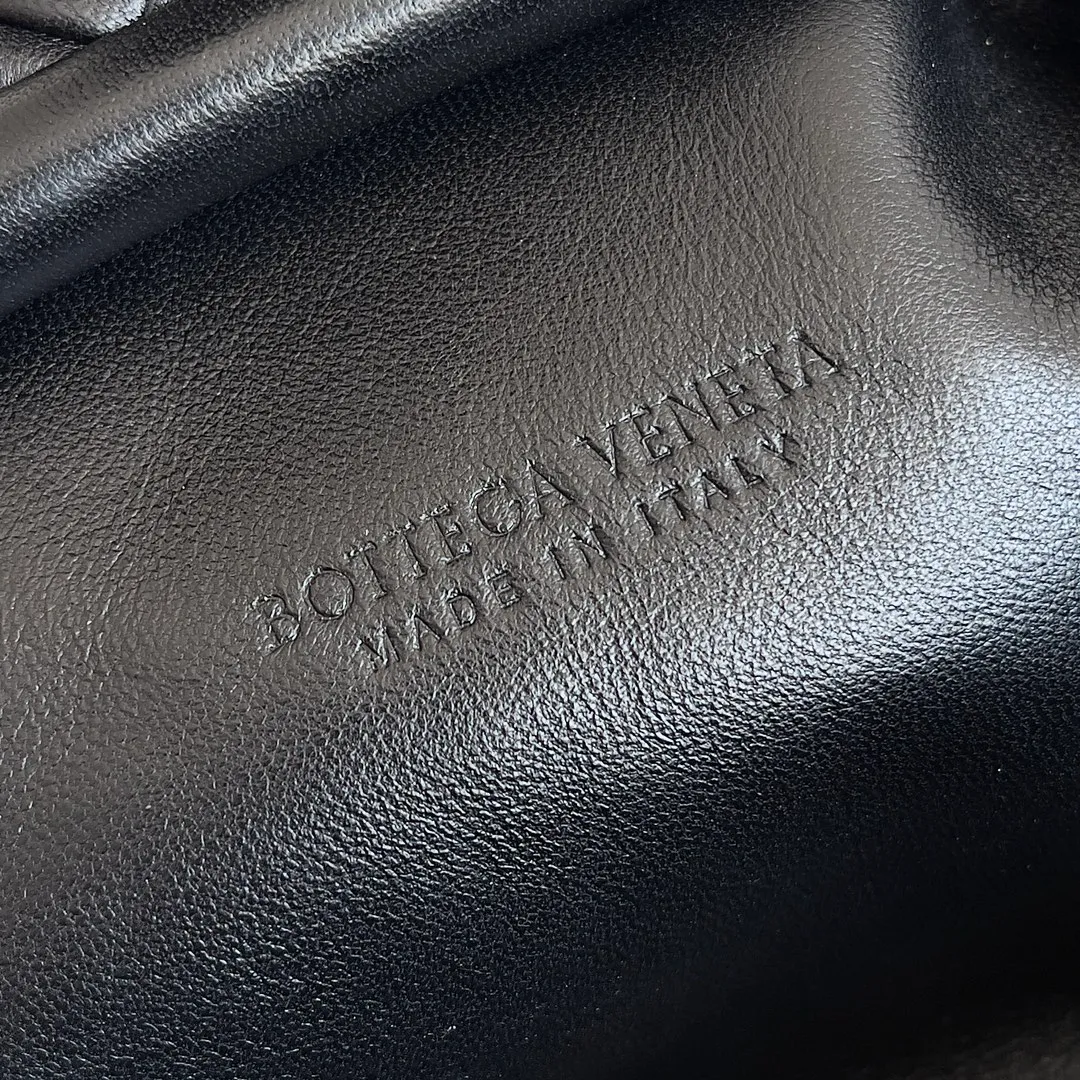 Batch 1880 BOTTEGA VENETA LAUREN 1980 small clutch bag is new! The small size that many people squat on is finally here. The self-adjustable zipper is a highlight of this bag. After being removed, it can be used as a handbag for important occasions. One bag unlocks two carrying methods at the same time. It is practical and has a unique sense of structure and beautiful lines. It is more elegant than a small cloud. It is a tribute to the classics and the pursuit of modernity. Style number: 804038 Size: 27*15*8cm